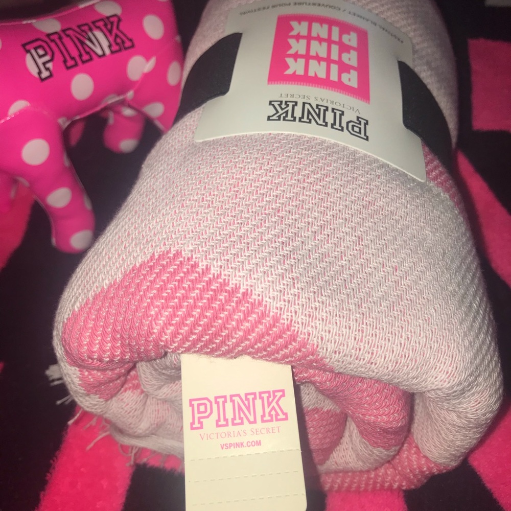 ๐๐VS Pink Beach Blanket ๐๐ - Picture 2 of 5